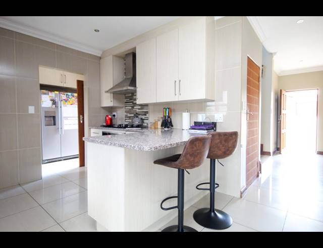 3 BEDROOM TOWNHOUSE FOR SALE IN THATCHFIELD